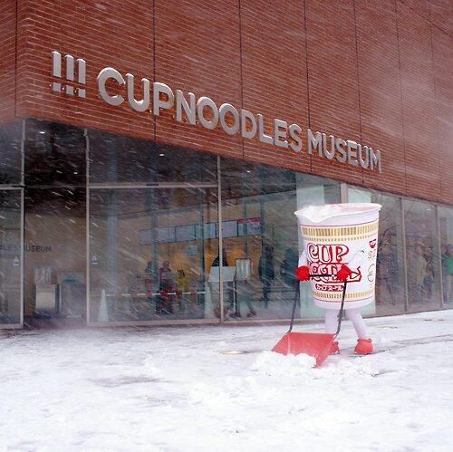カップヌードルが雪かきをしている カップヌードルミュージアム 話題の画像プラス
