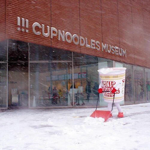 カップヌードルが雪かきをしている？！カップヌードルミュージアム！