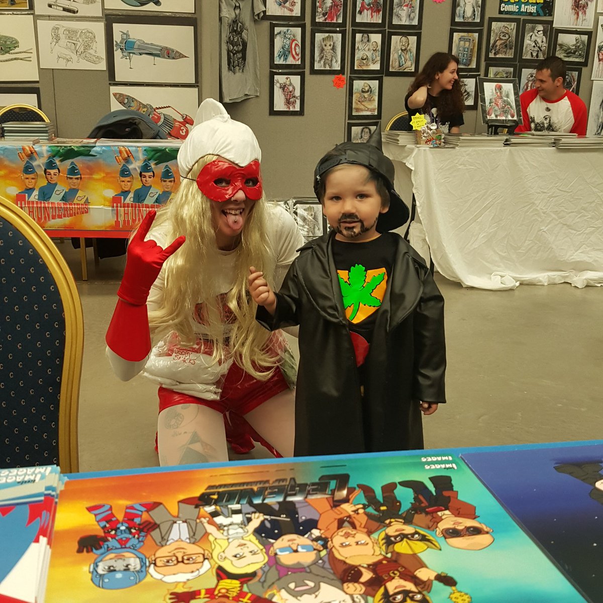 <a href="/ThatKevinSmith/">KevinSmith</a> <a href="/JayMewes/">Jay Mewes</a> had these two come up make my day at <a href="/swindoncomiccon/">swindon-comic-con</a> #smilesformiles what you fellas think? #buckworthy
