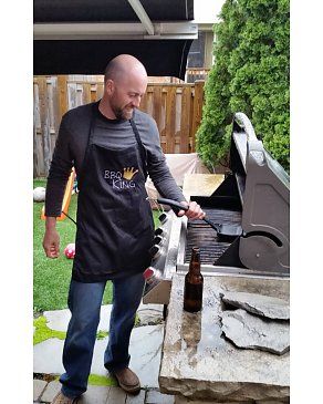 Le #cadeau idéal pour la #fêtedesPères! Montre à ton papa qu’il est le roi du barbecue! Commande un tablier buff.ly/2rW4uy5