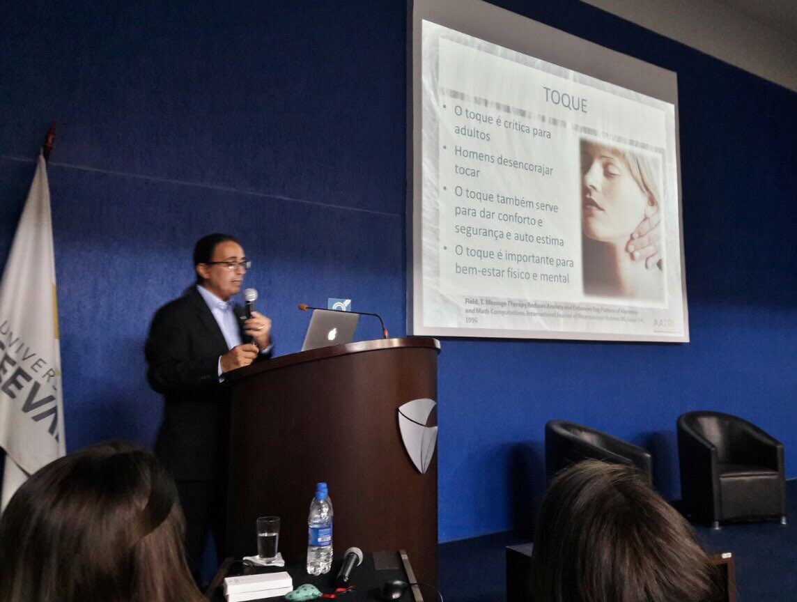 ExpertoCapilar's tweet photo. Conferencia #Reflexoterapia #CraneoFacial Evolución del #Tacto en Universidad @Feevale #tricologo #tricologista #trichologist #Salud #Saude https://t.co/K8fTpNnm5A