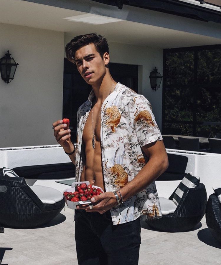 MagnusChamonix's tweet photo. Poppin some fruits before today's shoot https://t.co/iqsnm0KBV6