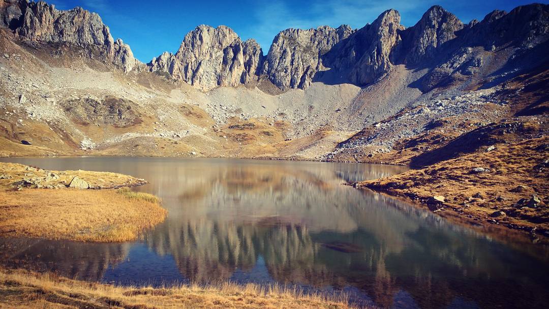 tailormadespain's tweet photo. Spanish #Pyrenees ⛰ Ibon de Acherito, Huesca, #northofspain 🌳👟🎒 Speechless in front of such a beauty 😍 #hiking  #outdoorsport #trailrunning https://t.co/PSForclSyr