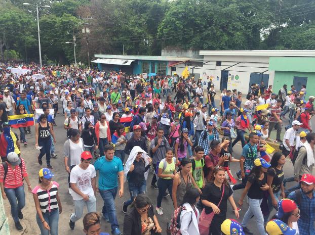 ReporteYa's tweet photo. #6Jun 10:39 am Movimiento estudiantil en las calles de Ciudad Bolívar  - @Bisanomio https://t.co/MFTgO8G23t