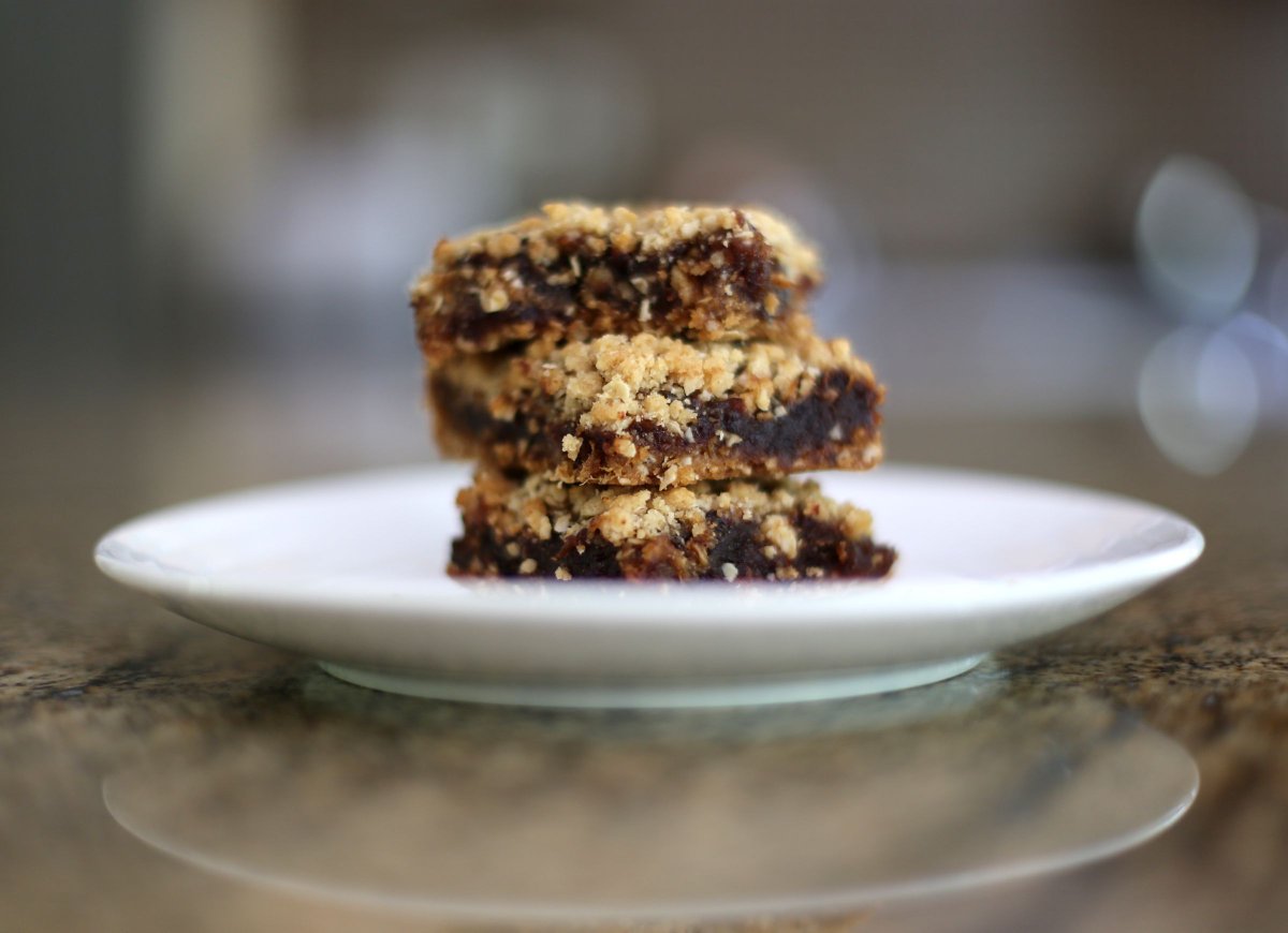 regionalrecipes's tweet photo. Best Ever Date Bars With Oat Crumble Crust https://t.co/hWVqChg7tq #datebars #dessert #foodporn #cookies #treats https://t.co/xuWdLu2LNJ