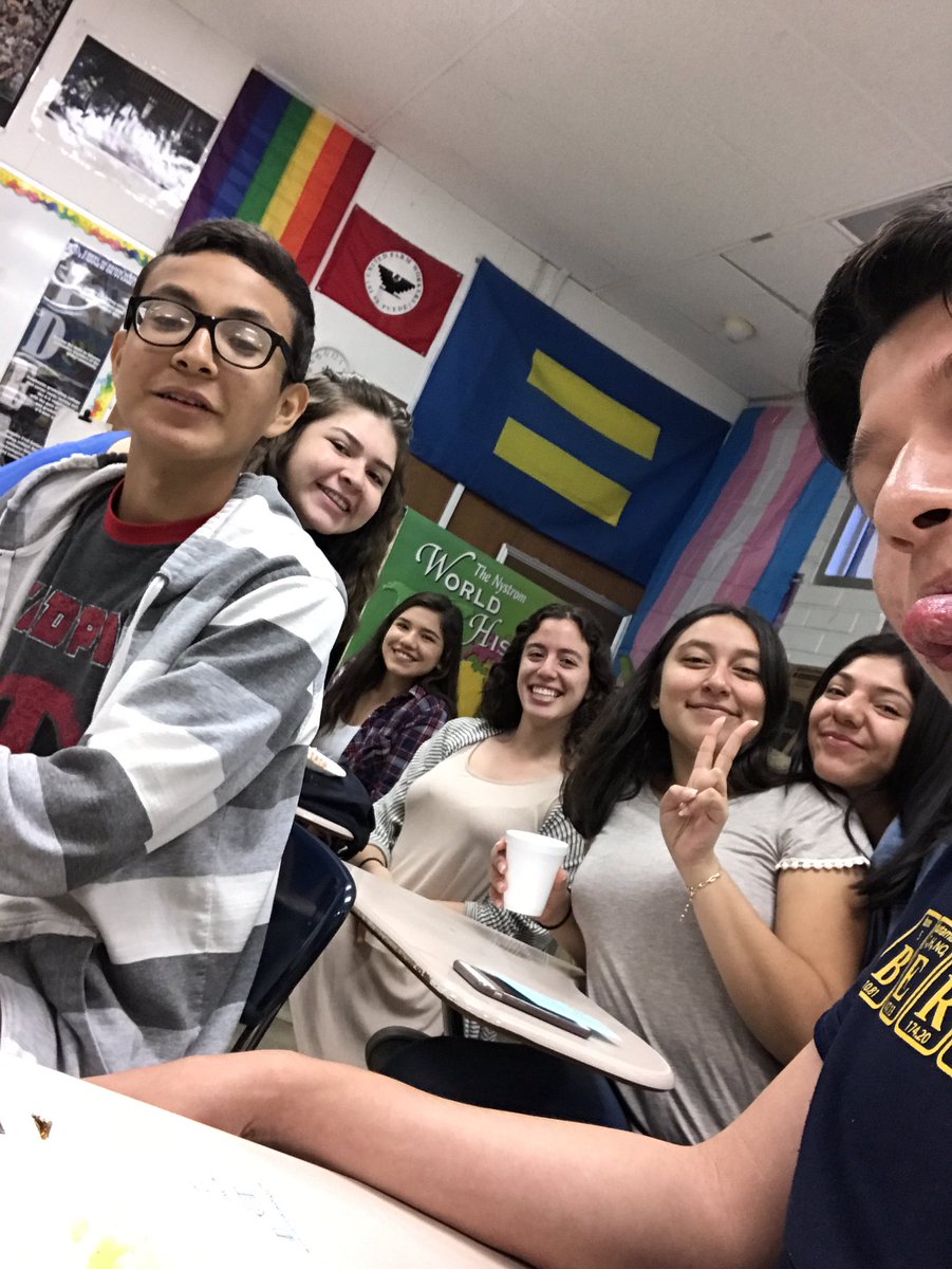 dcsan4's tweet photo. Last day of school 😌🎉 #APUSH #0period https://t.co/12QKYDnBfQ