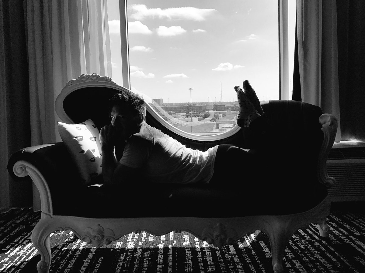 markiplier's tweet photo. Draw me like one of your French girls https://t.co/dmAYUDaMIK