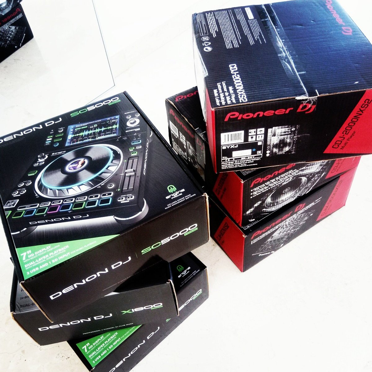 Klitscho vs Joshua? <a href="/DJmag/">DJ Mag</a> we are having or own heavy weight match off <a href="/PioneerDJglobal/">AlphaTheta/Pioneer DJ Global</a> <a href="/denon_dj/">Denon DJ</a> this is going to be epic!!! Seconds out..