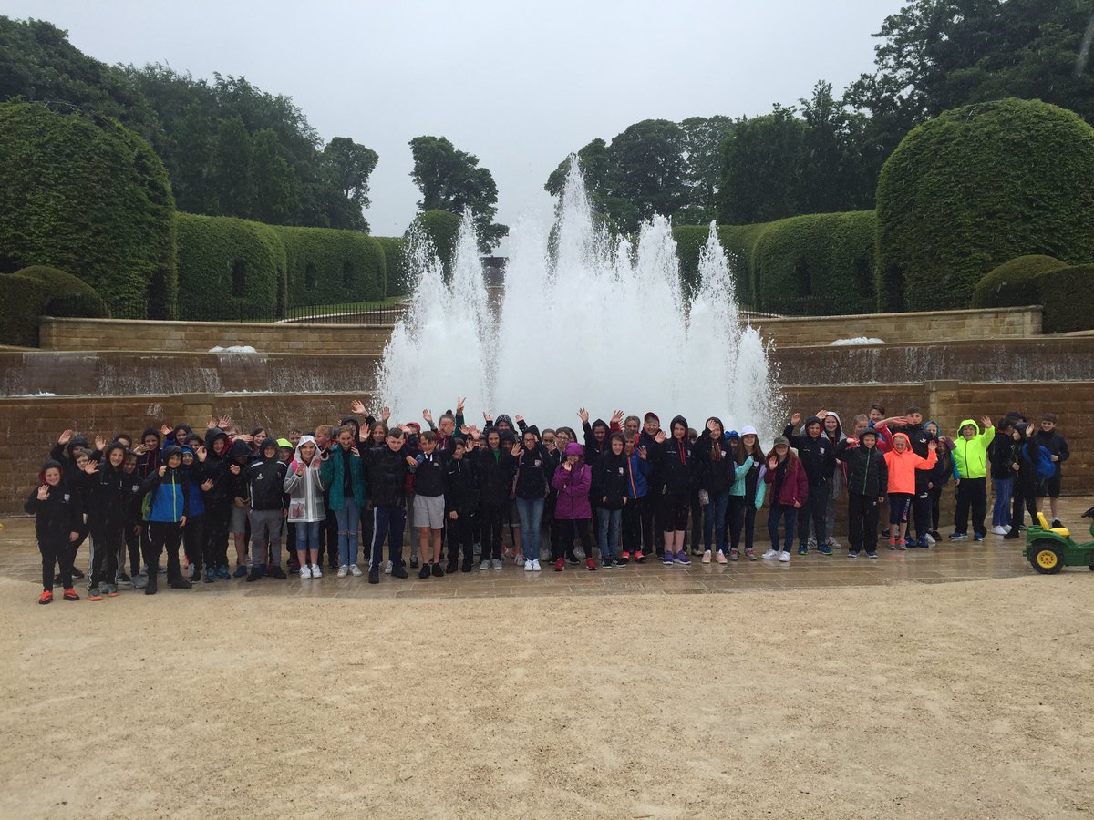 FairviewFPS's tweet photo. Alnwick Castle Gardens- a little damp but didn't dampen our spirits 😎 https://t.co/EyoDNml92D