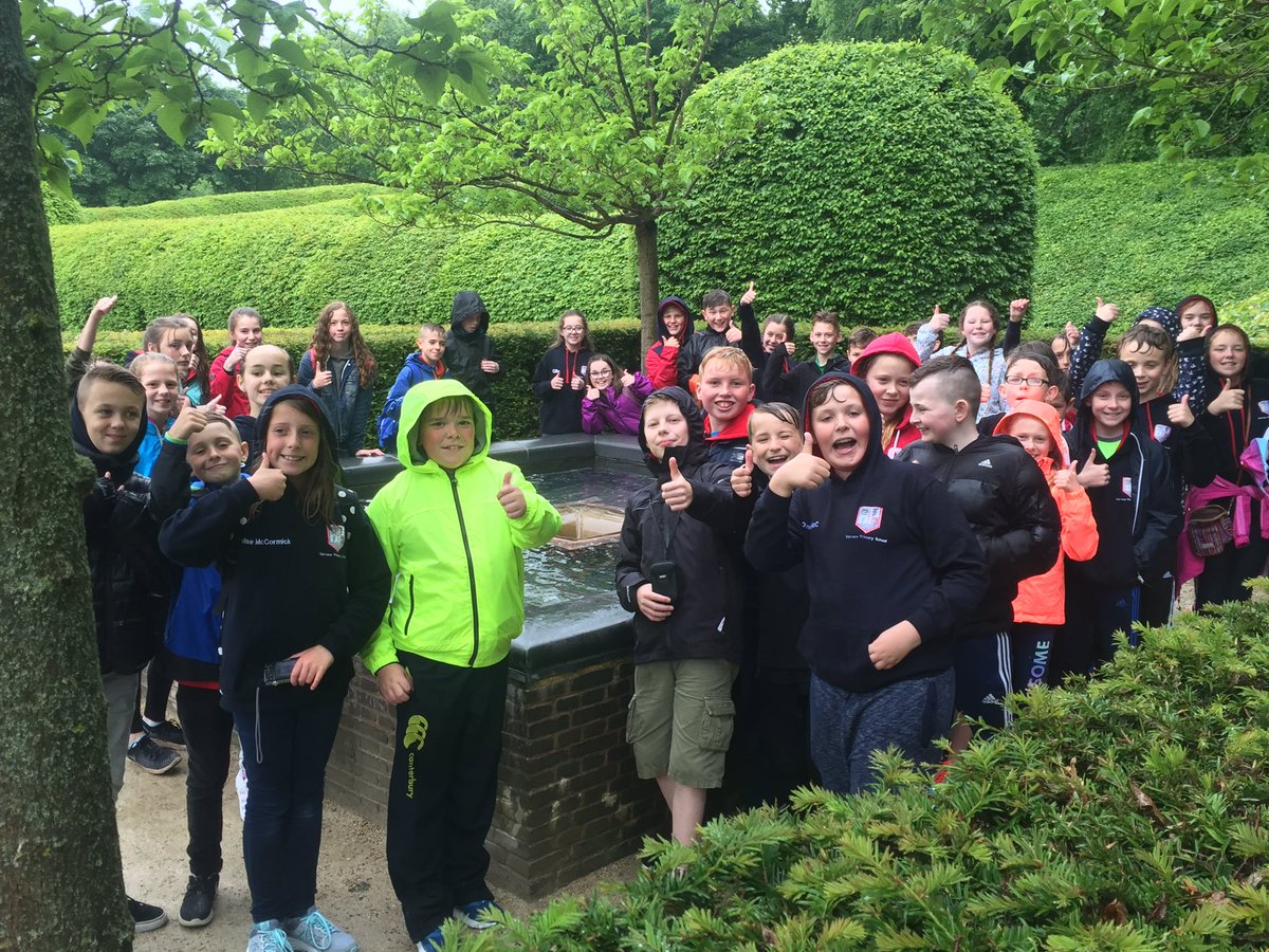 FairviewFPS's tweet photo. Alnwick Castle Gardens- a little damp but didn't dampen our spirits 😎 https://t.co/EyoDNml92D