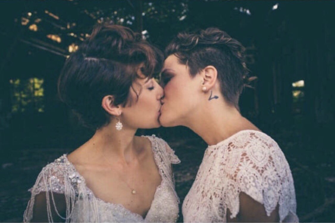 Таджикские лесбиянки. Лесбийская свадьба поцелуи. Старые лесбийские пары. Две девушки поцелуй свадьба. Большая индийская лесбийская свадьба.