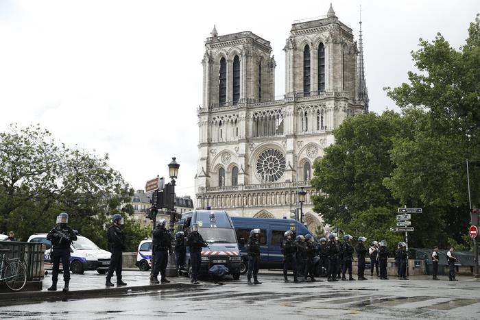 Ora sotto controllo la situazione a #NotreDame. Lo fa sapere la prefettura di #Parigi. Poliziotto ferito non è grave ow.ly/LuxD30cmBYN
