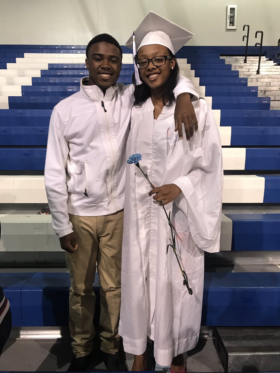 Cap2Smoove's tweet photo. they say picture is worth a million words i'm just glad to see my big sister make it ❤️🤞🏾💉 @Rishaa_Keeper #LongLiveTaee🙏🏾 #SipNori👼🏾 https://t.co/CBY0sjuMFy