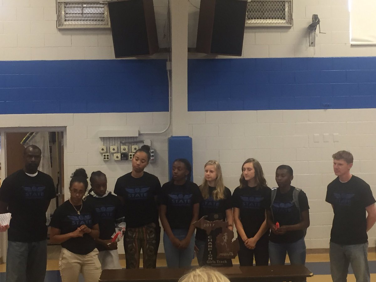 SCJournalists's tweet photo. Celebrating the STATE CHAMPS!!!!!!! way to go Ladies Track &amp; Field! #grind https://t.co/kFHXzv3m15