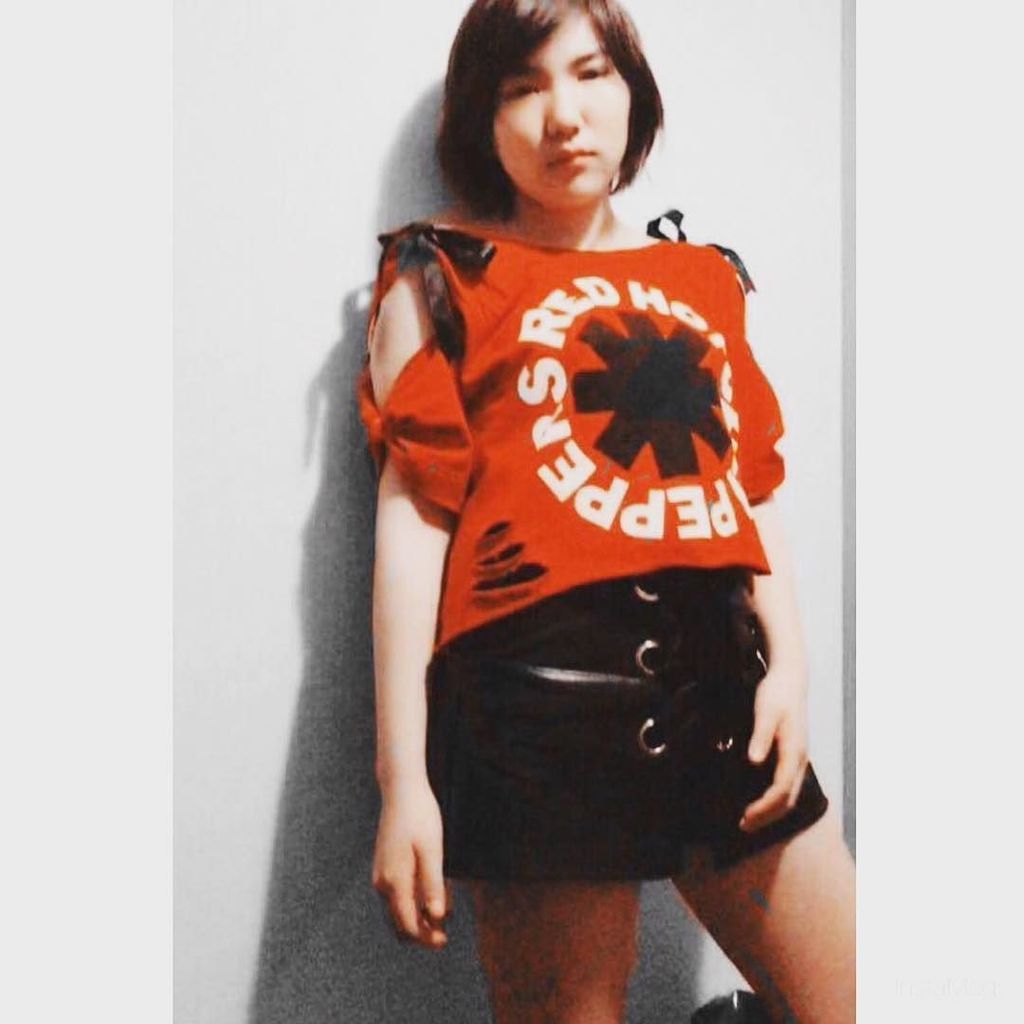 luna_osm's tweet photo. GUのロックTをリメイクしました
.
.
#今日のコーデ
#gu #ロックt
#リメイク
#リメイクtシャツ
#japanese
#schoolgirl
#rhcptshirt
#gujapan
#rhcpfans https://t.co/YOY90rzrG1 https://t.co/ZPSczU2Z4t