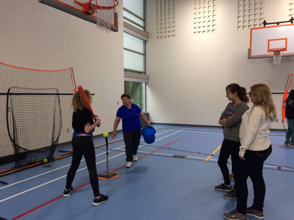 PamLittle_mfps's tweet photo. Practising our softball skills @MuskokaFallsPS https://t.co/gPKppYU0vE