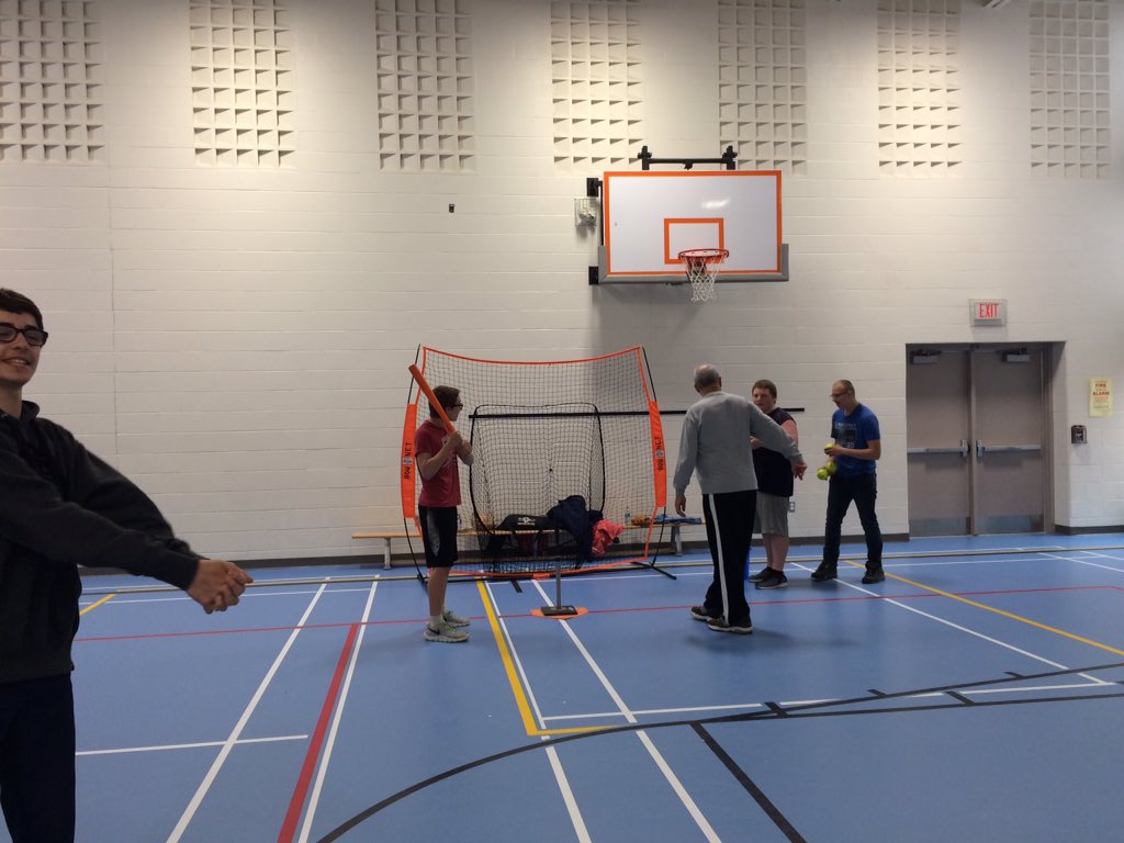 PamLittle_mfps's tweet photo. Practising our softball skills @MuskokaFallsPS https://t.co/gPKppYU0vE