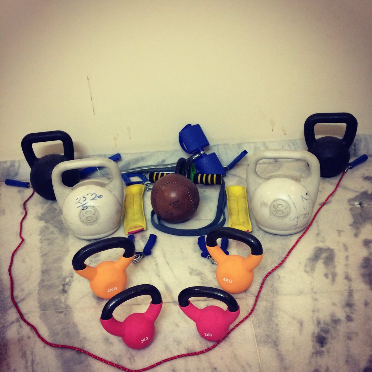 YogicNeurosurgn's tweet image. instagram.com/p/BVAPlmFBF_I/  #KettlebellExercises #medicineball #fitness #Madness #familyworkouts