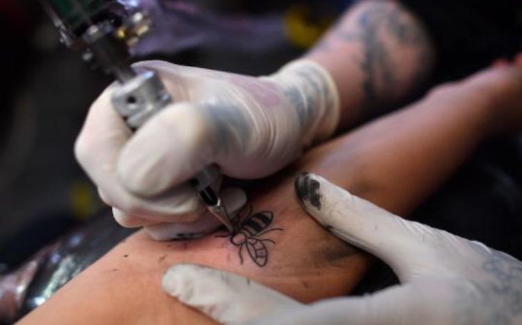 Ariana and her crew got a tattoo of the Manchester bee to honor victims  I love Ari and her crew so much, I'm so proud♡🐝 @ArianaGrande