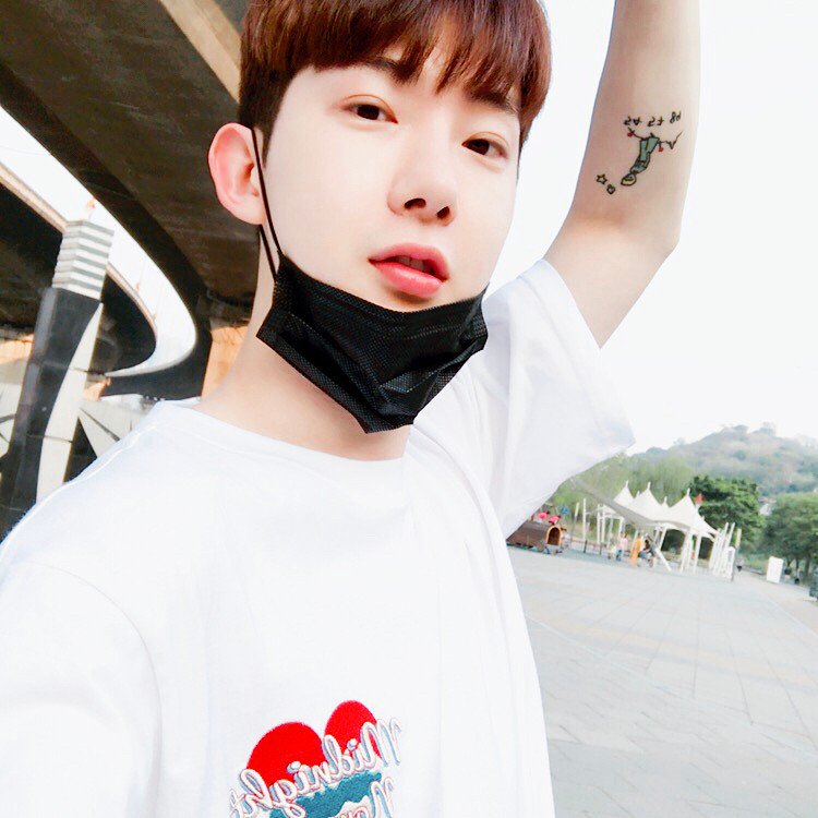 Taiwan_IAM's tweet photo. @2AMkwon [中文翻譯] RT @2AMkwon：#BeyondClose 和 #MidnightInSeoul 合作的短袖T恤&amp;大學T 在 #MidnightInSeoul 也能買的到唷 🤗 
(完整翻譯請洽FB➤https://t.co/WjeCniHM4m) https://t.co/VrLoToAGvw