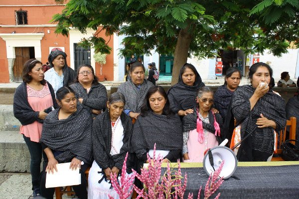 laminuta's tweet photo. Ante indolencia gubernamental, conflicto en los Mixes #Oaxaca deja 1 muerto, 8 heridos y 4 mujeres retenidas https://t.co/9GmzTzyBu6 https://t.co/ZBLPWeK87s