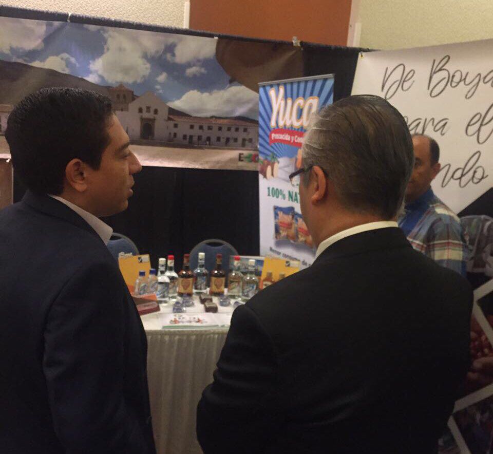 #AEstaHora | Gdor. <a href="/CarlosAmayaR/">Carlos Amaya 🌻</a> y <a href="/SecTICBoyaca/">Secretaría TIC y Gobierno Abierto de Boyacá</a>, <a href="/SergioTolosaAce/">Sergio A. Tolosa</a>, recorren estands de Boyacá en Congreso Hemisférico <a href="/Camacol_org/">Camacol LatinChamber</a>.