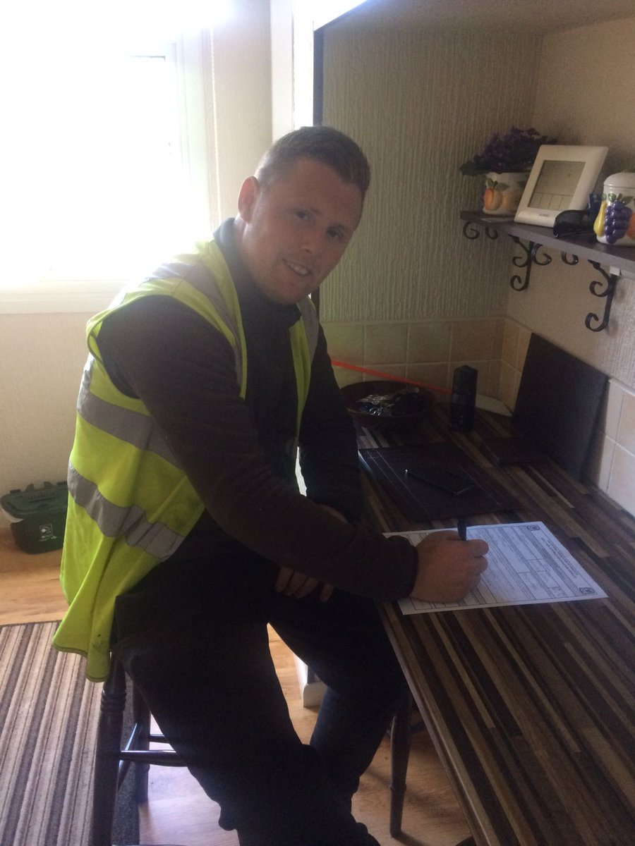 LlaniTownfc's tweet photo. Pleased to welcome back to the avenue one of our double winning heroes @richevo7 #welcomehome https://t.co/RmJYwDkiFx