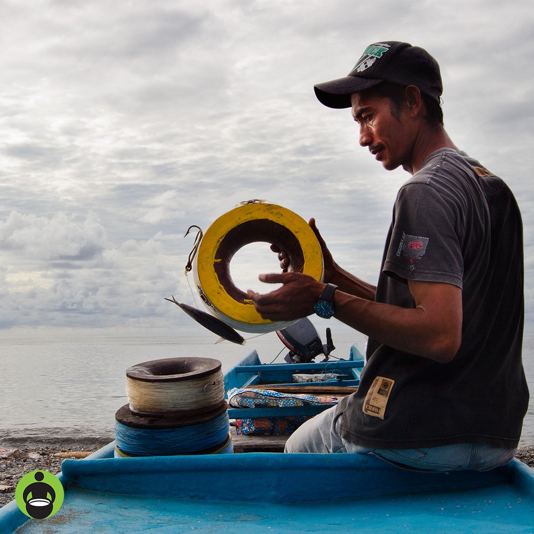 FairTradeCert's tweet photo. Hayunan Wangse prepares for a fishing trip. Choose #FairTradeCertified seafood to support fishermen like Hayunan #SeafoodSwitch #FairTrade https://t.co/t6VgafezSl