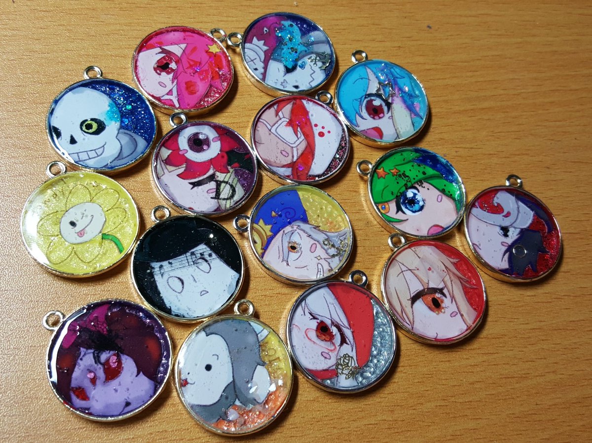 浮かれすぎて海に落ちる鳩っ子 Pa Twitter レジン作品はこんなところ ワンカニで出すモチーフ オリジナルに加えてイラスト封入系のストラップ アンテもあるよ キーホルダーにして ほかのと同じくらいの値段にしておきます やりなおしまくったのでこれも一個づつだけ