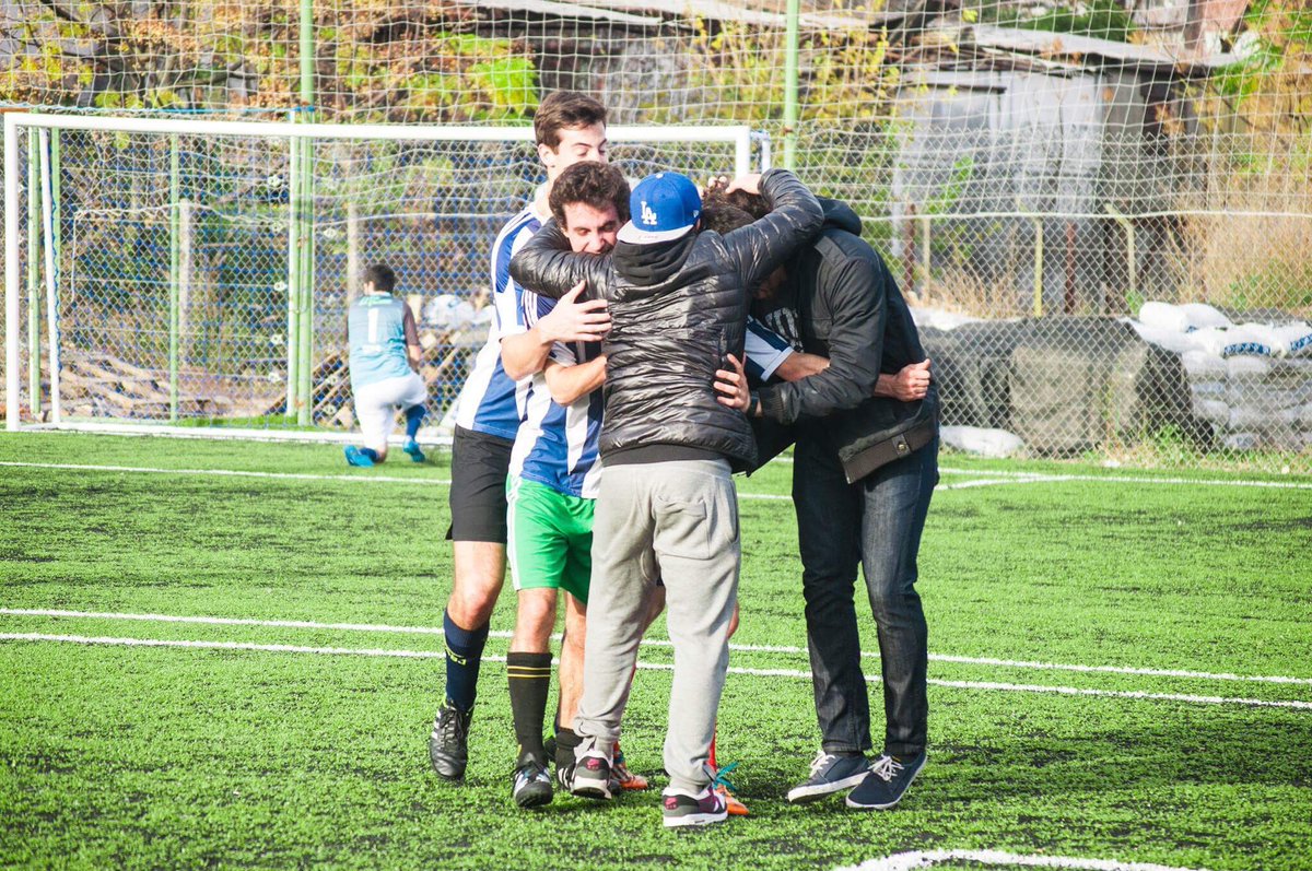 LP_FC_'s tweet photo. Abrazo de gol ⚽️⚽️ https://t.co/jRWsLZS7c2