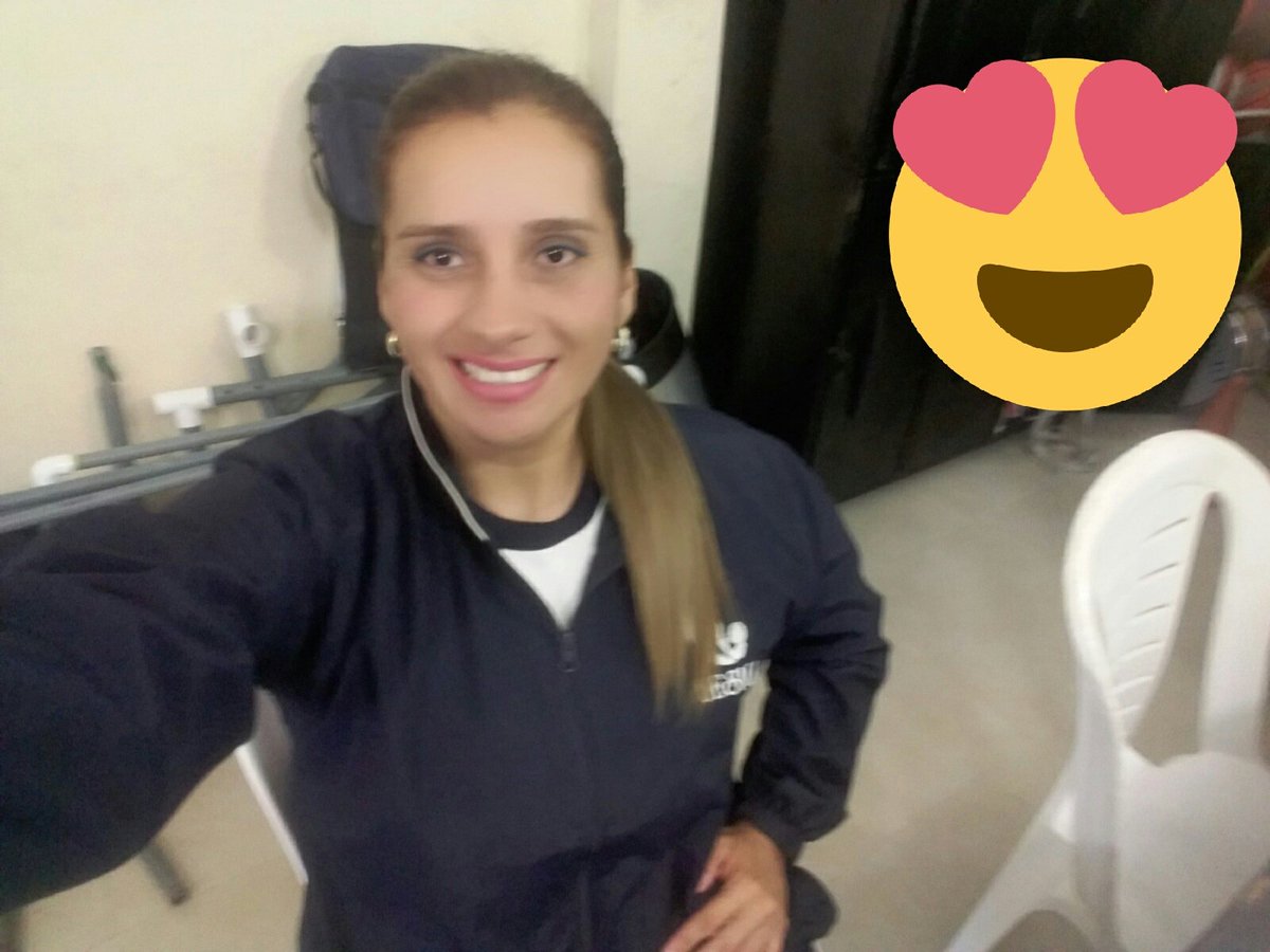 nanbea12's tweet photo. A pesar d estar enfermita toca trabajar y con ganas y con lo que me gusta hacer #UESMA https://t.co/dJcZisQyA3