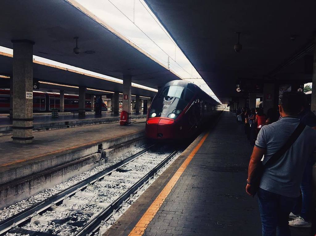 jerrit's tweet photo. Train to Napoli. Next stop Amalfi Coast. #italy #300kmph #train #florence https://t.co/15UlYAtjMz https://t.co/YsIYxa1uOW