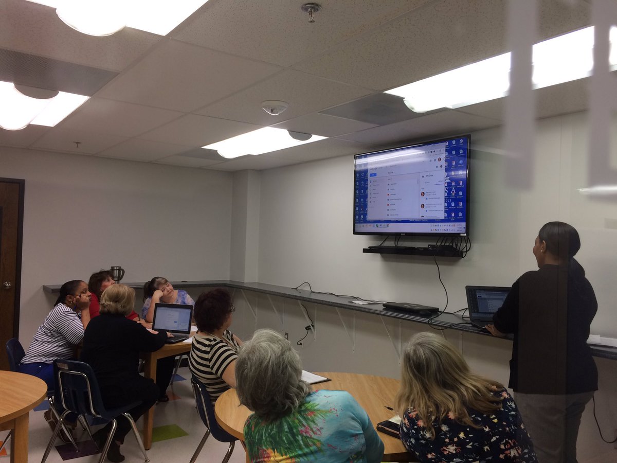 StuffCari's tweet photo. IT's first session of Techy Tuesdays- Google Drive! What a turnout😀👍🏻#successTPS, @drinkli11, @ITTPSTech https://t.co/pNzXmz6mo3