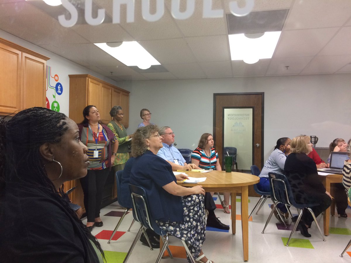 StuffCari's tweet photo. IT's first session of Techy Tuesdays- Google Drive! What a turnout😀👍🏻#successTPS, @drinkli11, @ITTPSTech https://t.co/pNzXmz6mo3
