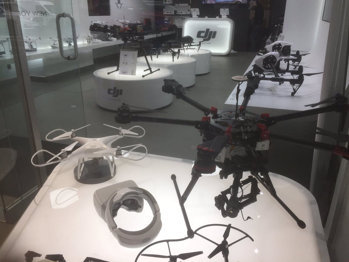NeilNfg's tweet photo. For @tom_holt @ajhardy13 @AU_DGES Drone shop! Only in #newyorkcity https://t.co/l5XRRCSzMH