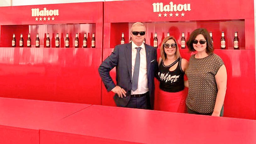 Gandia2000Mahou's tweet photo. De rojo @mahou_es 🍺en nuestro stand del 43 Concurso #FideuadeGandia junto a Carmen Calabria de @bodegas_bocopa 🥂 @martinezvinarta #Gandia https://t.co/wrNEGUvSVS