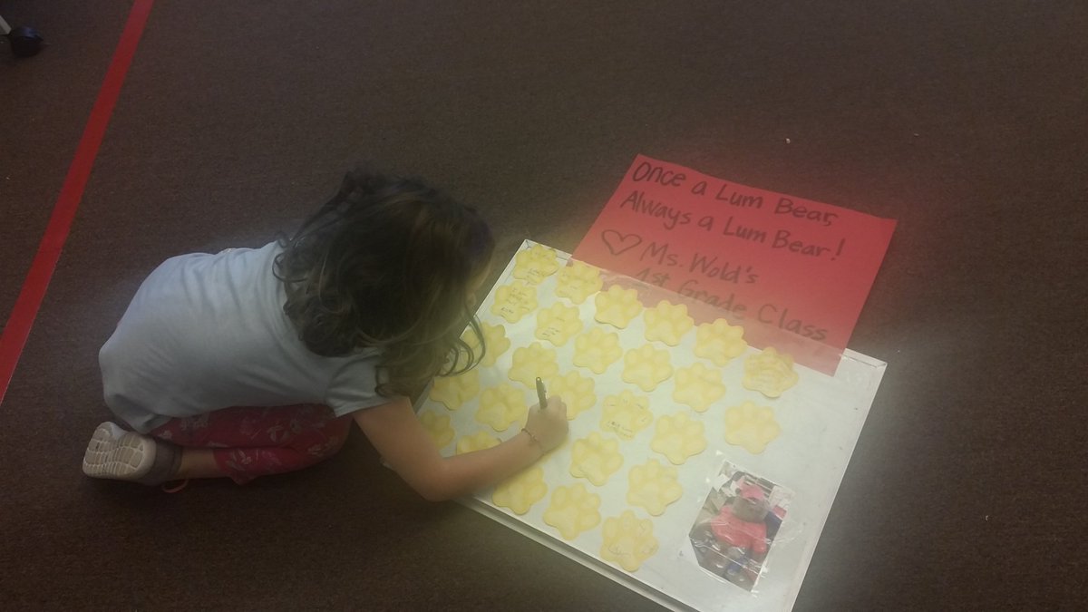 MeredithWold1's tweet photo. Taking some time to make a Lum poster for thr front of the school. @LumBears #lumloves ❤🐻❤ https://t.co/Z8PMBUFVq7
