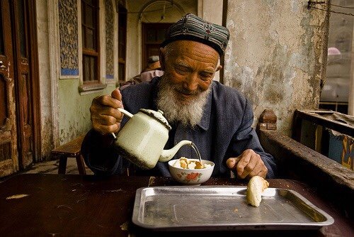 Kitapcumlelerii's tweet photo. Ne güzel söylemiş Abdurrahim Karakoç

"Siz orucu doyurursanız, oruç sizi acıktırmaz." https://t.co/cr66yTgfMK