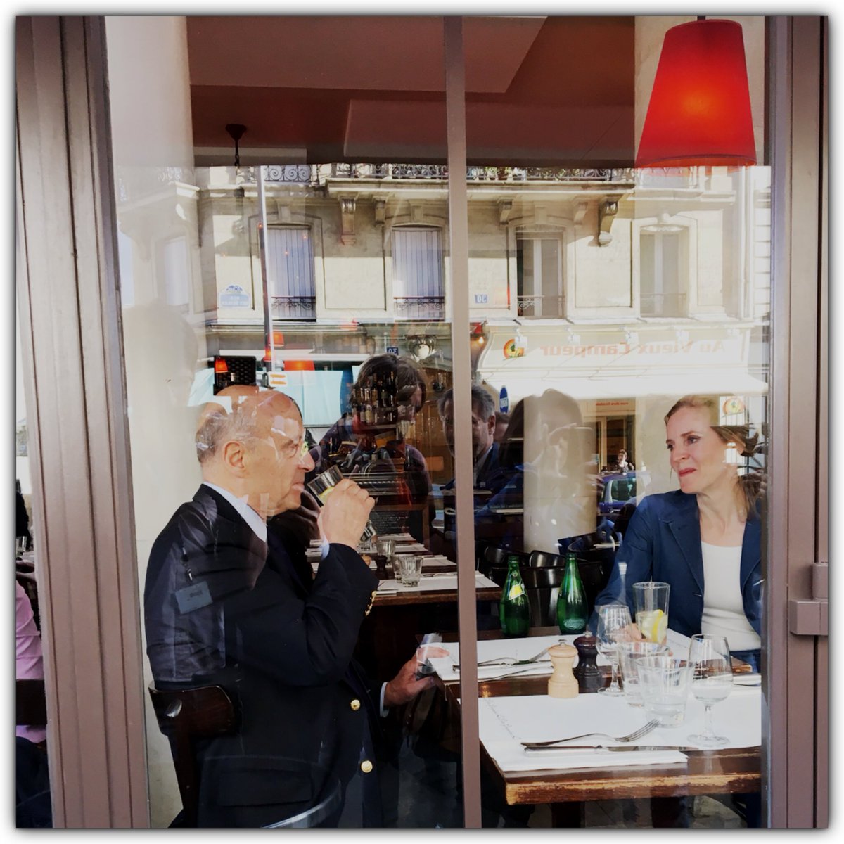 JulARNAUDmedia's tweet photo. #Juppé est venu soutenir #NKM rue des carmes (5eme) #Perriercitron @LCI https://t.co/6wMTQFJNBs