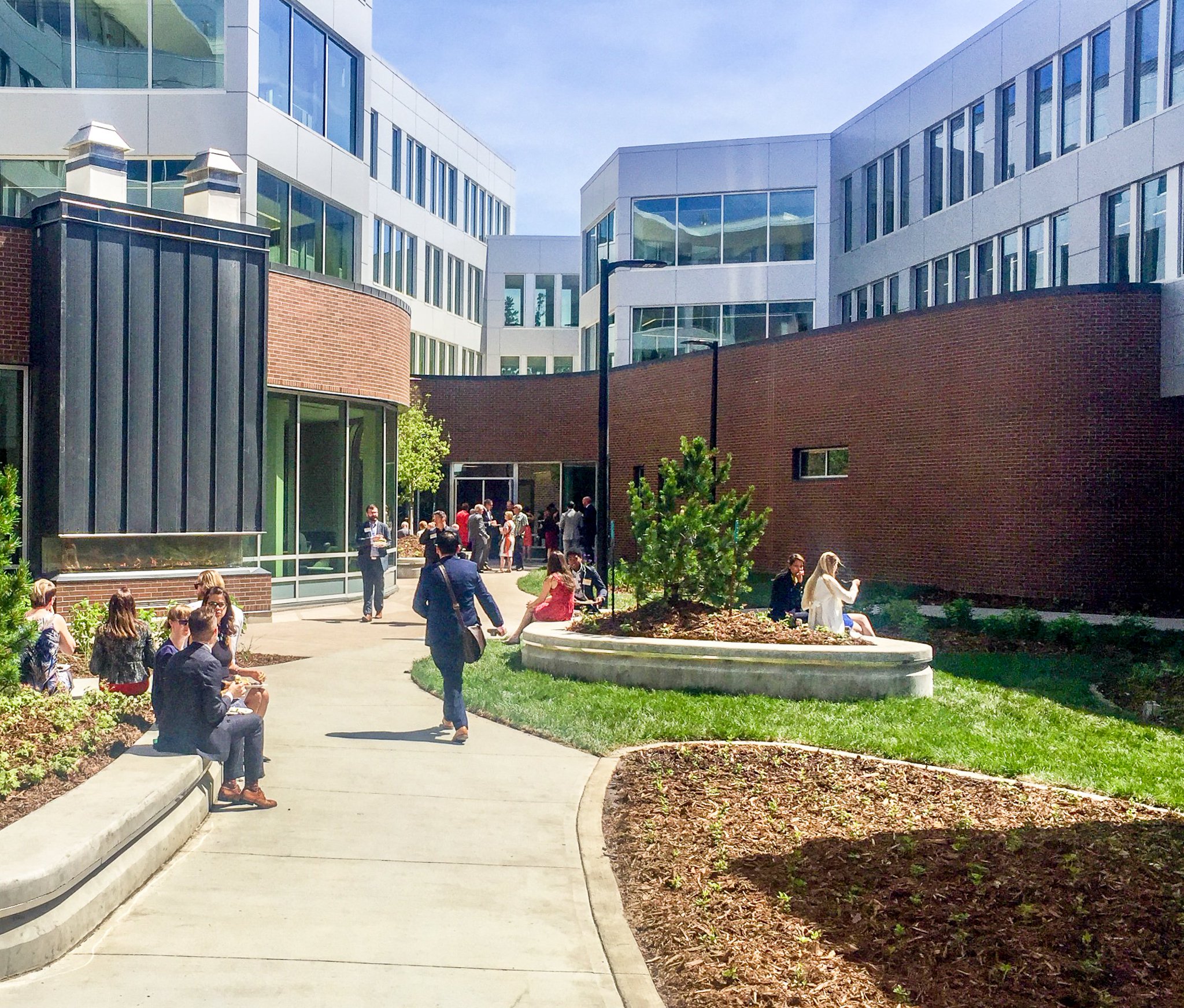 DBq-NINUQAAvDRr.jpg:large