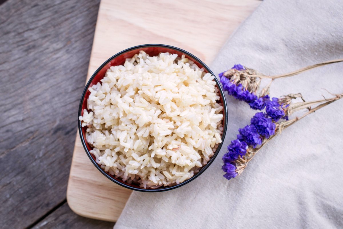 Brown rice is less processed than white rice. It retains important magnesium, phosphorus, selenium and vitamin B6! #FFF #yegeats