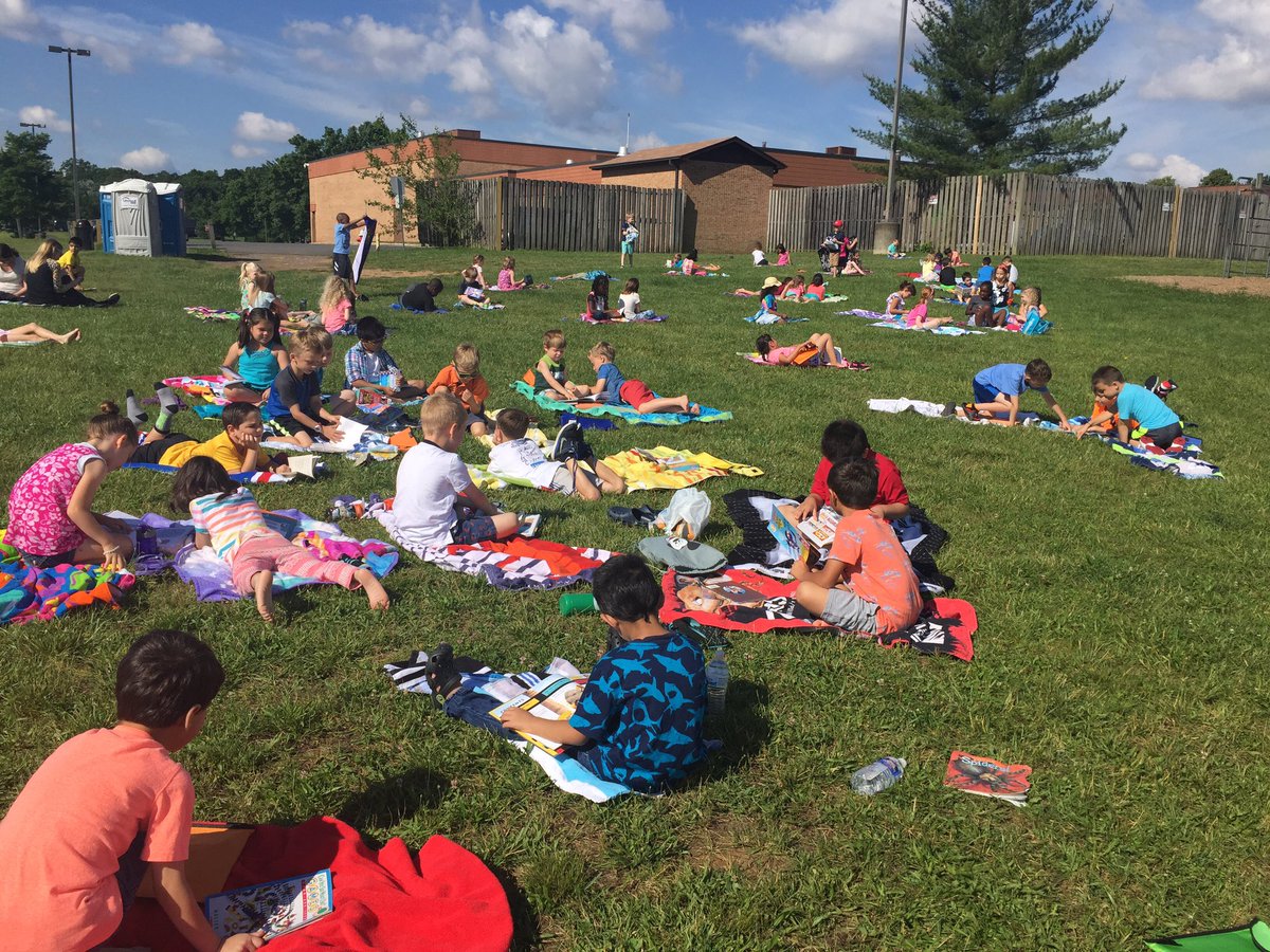 MissKovacic's tweet photo. Today was Flip Flop Reading Day in #misskovacicsclass. We loved relaxing outside with a good book! @ALG_LCPS https://t.co/TKTjKEuH2c