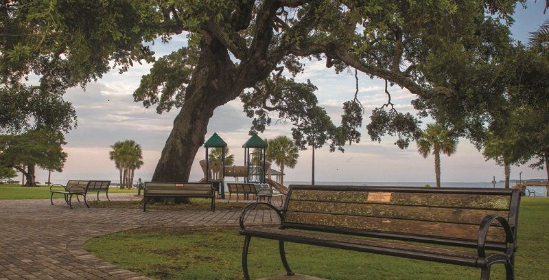 PalmettoBuild's tweet photo. 400 Ocean Suites in downtown St. Simons allows for quiet moments on a park bench. It's the little things. https://t.co/7haW81I4O4