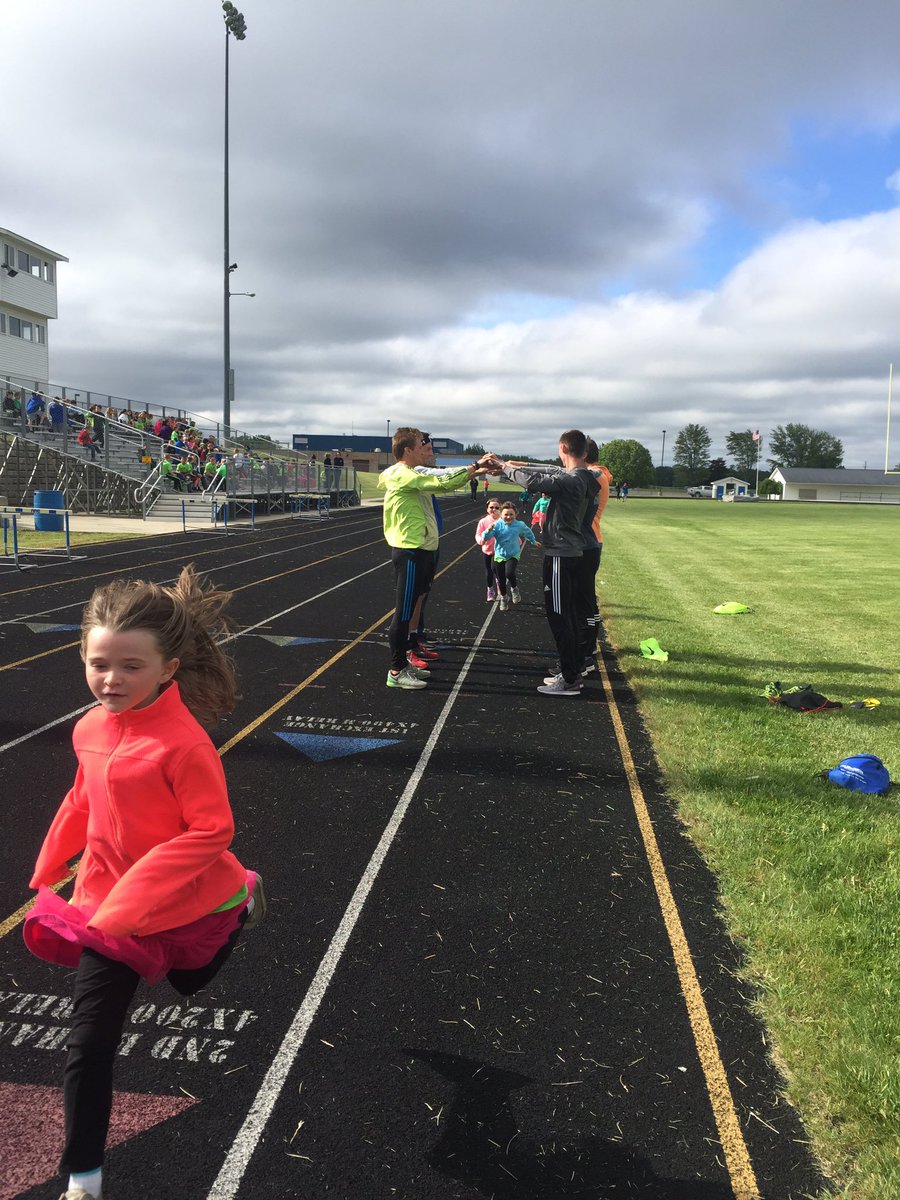 3Ylearned's tweet photo. Little Pioneers trip the track with a nice assist from the boys 4x800 team. #croslex #werun https://t.co/0YNsPNKBYs