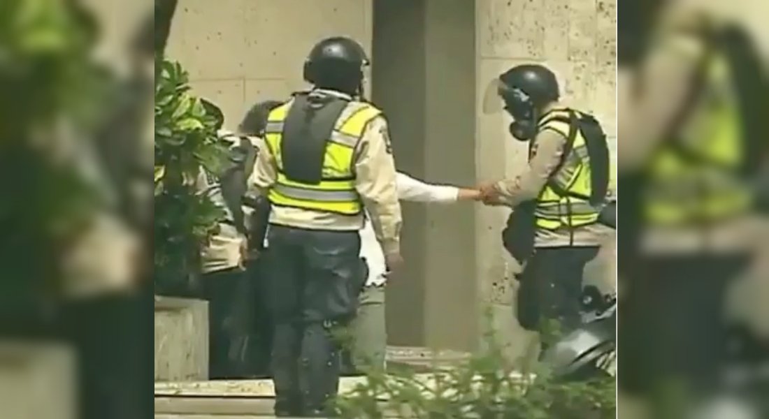 CNNEE's tweet image. ¿Robó la policía venezolana a dos manifestantes? Esto es lo que muestra un video
cnn.it/2rR4kqY