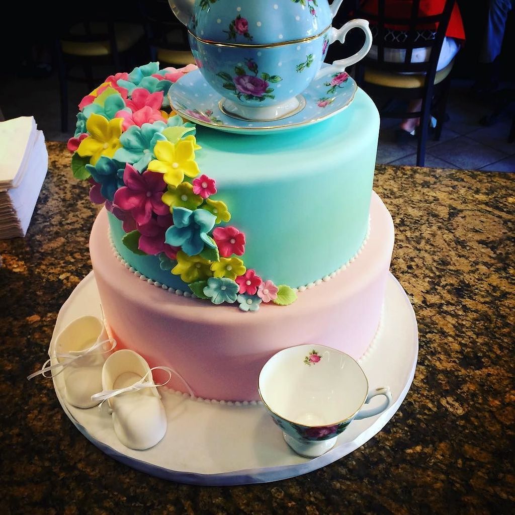 CakeRoyaleCakes's tweet photo. #teakettlecake #showercake #customcake #custom #twotiercake #sugarflowers #cake #cakeroyale #cakeroyalecafe #stree… https://t.co/IDItBYpIS5 https://t.co/9fiBuf4G1V