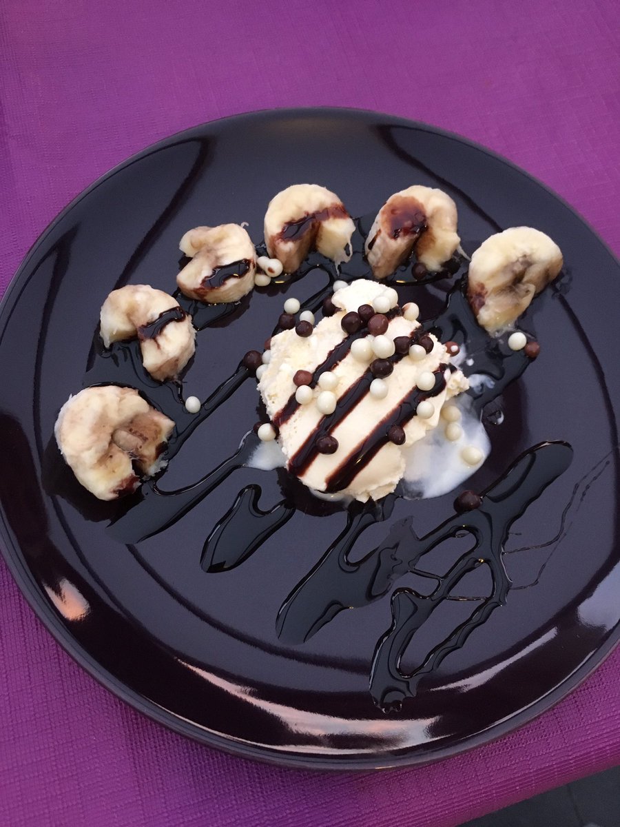 _Smoshenator_'s tweet photo. @GordonRamsay what do you think about the presentation of this desert? Banana on the bbq with vanilla ice and chocolatesauce https://t.co/rhp7BSK2LZ