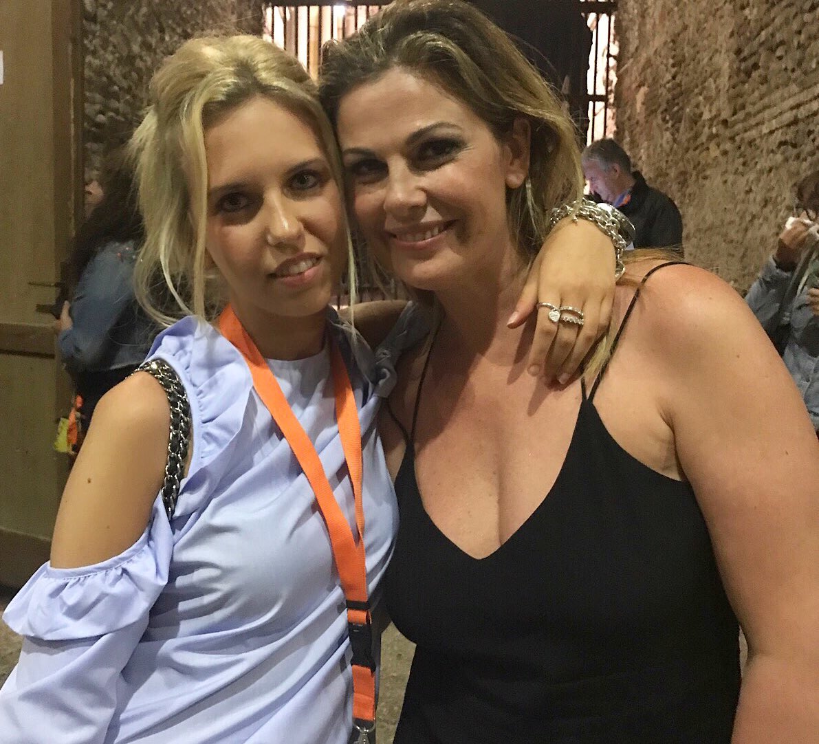 giorgia_marin's tweet photo. Volvimos amigos 😜💪🏻❤️ @Vane Incontrada #WMA2017 #WINDMUSICAWARDS #LasChicas https://t.co/TULNRw3Z7K