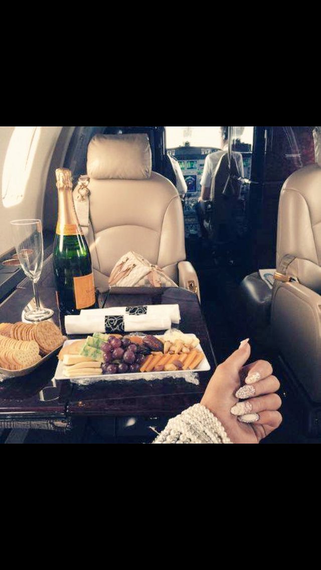 Porter70P's tweet photo. #flying in #style #leather #champagne #inflightsnacks https://t.co/RqHik9CKNK