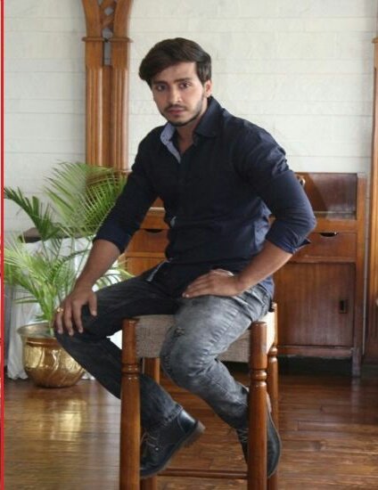 MinJaeSub7's tweet photo. @8paramsingh chaa gaye ekdum 😍❤
You look so Handsome 😍💘
#LucknowPromotions
#Ghulaam
@16sanaashaikh dekh 😍🙈
Cr - Nidha 🙈 https://t.co/uCIJ6YIGJN